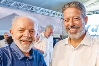 Presidente Lula ao lado do presidente da Câmara, Arthur Lira, em evento em São José da Tapera, Alagoas