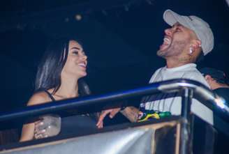 Neymar e Bruna Biancardi estavam em clima de romance no show do Thiaguinho, em São Paulo