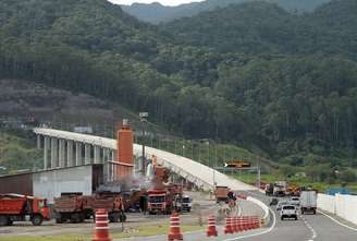 Contorno sul da Rodovia dos Tamoios, que vai ligar as cidades de São Sebastião e Caraguatatuba, no litoral paulista, tem inauguração prevista para novembro.