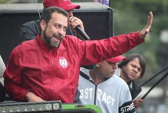 O deputado federal Guilherme Boulos (PSOL), candidato a prefeito de São Paulo, participa de carreata na zona sul da capital paulista nesta manha de sexta- feira