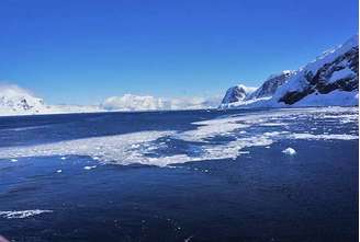 Além de continente mais frio do mundo, a Antártida também é o mais seco. As chuvas são tão raras que o continente é conhecido como "deserto polar". A Antártida rodeia o Polo Sul.