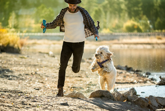 Homem correndo com seu cachorro.