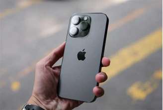 O primeiro grande salto aconteceu em 2007, quando a Apple lançou o iPhone, um dispositivo que transformou o conceito de telefone. A partir daí, o telefone deixou de ser apenas uma ferramenta para comunicação vocal e passou a ser um verdadeiro computador portátil.