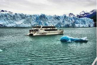 Geleira de Perito Moreno, Argentina – Passeios de barco levam os turistas até a base da grandiosa geleira no Parque Nacional Los Glaciares. De perto, é possível ver o movimento do gelo e sentir a magnitude do local. A experiência está em meio à vastidão da Patagônia.