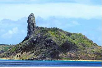 Um dos destinos mais paradisíacos do Brasil, a Ilha de Fernando de Noronha já foi conhecida como a “Ilha Maldita”. Isso ocorreu porque o local abrigou prisões ao longo da história.