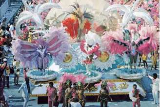 Carlos Drummond de Andrade - Mangueira 1987 - A verde rosa foi bicampeã do carnaval com um enredo sobre um dos maiores poetas do Brasil. O homenageado, porém ,não pôde comparecer, pois foi proibido pelos médicos. Drummond acompanhou o desfile de seu apartamento, pela TV.