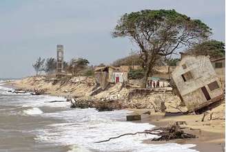 A faixa de areia vai sendo tomada e os imóveis ficam sem sustentação em seus alicerces.