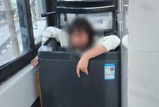 Criança fica presa em máquina de lavar