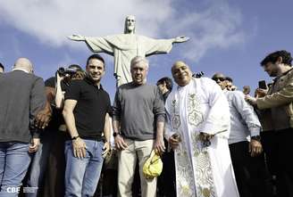 Ancelotti durante visita ao Cristo Redentor