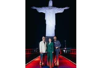 Diretor e protagonistas do novo filme de 'Superman' posam em frente ao Cristo Redentor, no Rio de Janeiro