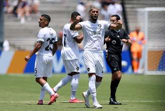 Jogadores do Botafogo em partida contra o Atlético de Madrid