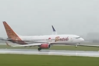 Avião faz pouso em aeroporto na Indonésia