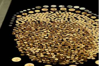 Um fazendeiro do Kentucky, nos EUA, descobriu um tesouro estimado em R$ 18 milhões enterrado em sua propriedade. São mais de 700 moedas de ouro da época da Guerra Civil Americana (1861-1865). Um fazendeiro do Kentucky, nos EUA, descobriu um tesouro estimado em R$ 18 milhões enterrado em sua propriedade. São mais de 700 moedas de ouro da época da Guerra Civil Americana (1861-1865).