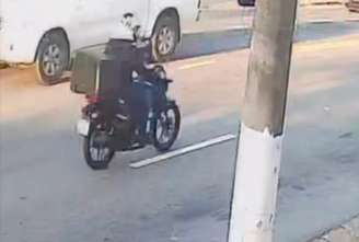 Assaltante que atirou contra casal usava uma mochila de entregador preta no momento do assalto.