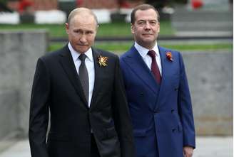 Dmitry Medvedev (à direita), atual vice-presidente do Conselho de Segurança da Rússia , é braço direito do presidente Vladimir Putin (à esquerda)