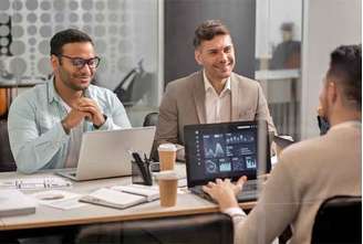 A escolha certa da profissão pode ser um fator crucial para o sucesso a longo prazo. Ficar atento às tendências, avaliando as oportunidades de mercado, pode ser a chave para construir uma trajetória profissional sólida. Com isso, o portal Exame divulgou recentemente as 20 profissões que têm grande chance de emprego.