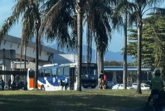 Dois ônibus foram atravessados na Estrada do Galeão na manhã desta terça-feira, 16