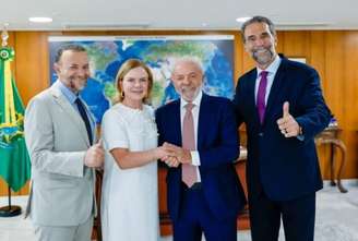 A ministra Gleisi Hoffmann anunciou que fechou com Lula sua pré-candidatura ao Senado