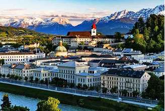 Não tão comentada entre os brasileiros, a cidade de Salzburgo é uma das mais belas da Áustria. Com sua arquitetura barroca, paisagens alpinas e rica herança musical, encanta visitantes com atrações exuberantes.