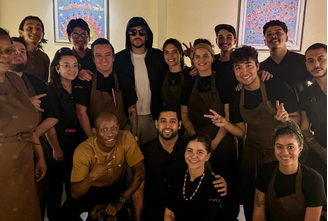 Bad Bunny posa com equipe do Metzi, em São Paulo