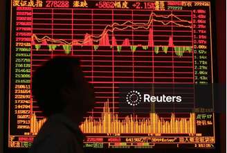 Operador chinês observa telão com cotações acionárias em Xangai
22/07/2005.  MRKET REUTERS/Aly Song/File Photo