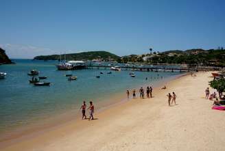 Búzios é um dos destinos mais charmosos do litoral brasileiro, conhecido pela combinação de praias variadas, paisagens naturais preservadas e clima cosmopolita. A antiga vila de pescadores se transformou em referência turística sem perder sua identidade.