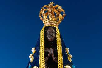 Fiéis recorrem à Nossa Senhora Aparecida em busca de proteção e milagres