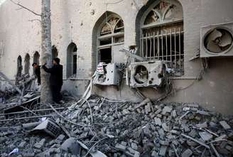 Pessoas observam escombros de um prédio da Universidade de Tecnologia Sharif, em Teerã, danificado por um ataque durante o conflito entre Estados Unidos e Israel contra o Irã
7 de abril de 2026 Majid Asgaripour/WANA (West Asia News Agency) via REUTERS