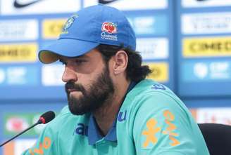 O goleiro Alisson da seleção brasileira, durante coletiva antes de treino no CT Joaquim Grava.