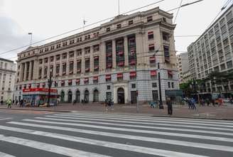 Projeto da Prefeitura trocaria banca de jornal por bonde histórico, em frente a uma das entradas do Shopping Light.
