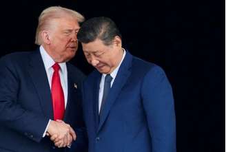 Trump e Xi Jinping de mãos dadas