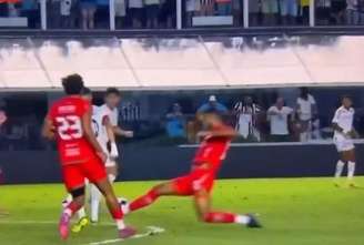 Ysllan entrada em Neymar no jogo do Santos contra o Velo Clube
