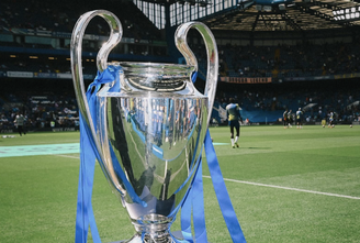 Chelsea postou foto da Taça dos Campeões após vice do Arsenal