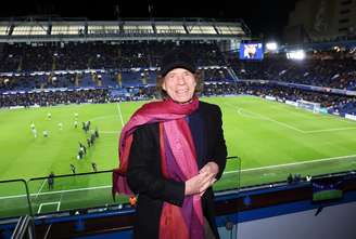 Mick Jagger, vocalista dos Rolling Stones, posa para uma foto dentro do estádio durante a partida da Premier League entre Chelsea e Arsenal em Stamford Bridge