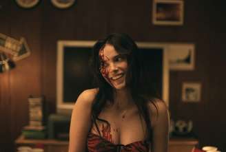 Inde Navarrette interpreta uma amaldiçoada Nikki em 'Obsessão'