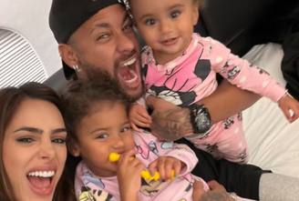 Bruna compartilhou um registro ao lado de Neymar no jatinho particular durante a viagem de retorno, acompanhados das filhas Mavie e Mel