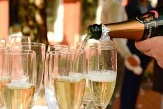 Espumantes são vinhos que passam por um processo de formação de bolhas, resultado do dióxido de carbono produzido durante a fermentação. Dentro dessa categoria estão bebidas como champanhe e prosecco, cada uma com origem, regras de produção e características próprias. Entenda as diferenças entre elas e como cada uma é elaborada.