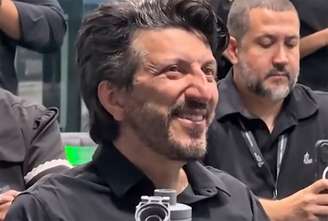 Lito Sousa recebeu uma homenagem dos amigos ao voltar ao trabalho após internação
