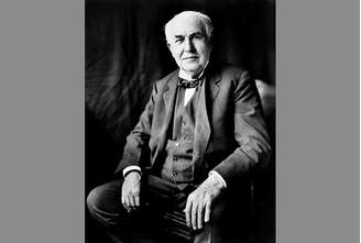 Thomas Alva Edison entrou para a história como um dos inventores e empresários mais influentes de sua época. Nascido em Ohio, nos Estados Unidos, em 11 de fevereiro de 1847, participou do desenvolvimento e aperfeiçoamento de diversos dispositivos de grande importância industrial, acumulando mais de mil patentes ao longo da vida.