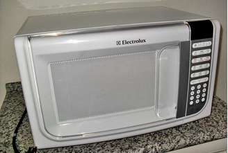 O micro-ondas é um dos eletrodomésticos mais presentes nos lares e exige alguns cuidados para um uso seguro e eficiente. O aparelho aquece os alimentos por meio de ondas eletromagnéticas que fazem moléculas, especialmente as de água, movimentarem-se mais rapidamente e gerarem calor. A seguir, veja cuidados importantes para usar o aparelho corretamente.