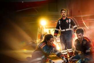 Estreou no Globoplay, no dia 20 de agosto de 2026, a série "Emergência 53", nova produção brasileira criada por Andrucha Waddington, Cláudio Torres e Marcio Maranhão, que acompanha profissionais de uma unidade móvel de urgência e leva o drama médico para as ruas do Rio de Janeiro.