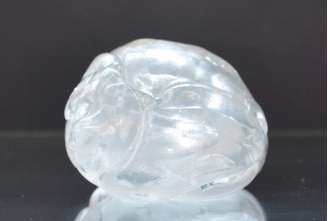 O silicone é um material sintético conhecido pela versatilidade e presente em diferentes setores da indústria e em inúmeros produtos do cotidiano. Formado principalmente por silício e oxigênio, além de outros elementos químicos, destaca-se pela flexibilidade, resistência e durabilidade. Outra característica importante é a capacidade de suportar uma ampla faixa de temperaturas sem perder suas propriedades.