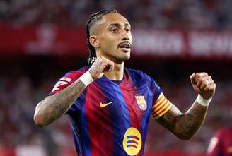 Raphinha comemora segundo dos três gols feitos contra o Sevilla, pela sétima rodada de La Liga 2026/27 - 