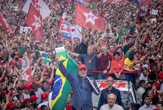 Candidato a presidência da República Luiz Inácio Lula da Silva participa de caminhada na Av. Paulista, em São Paulo, no último dia de campanha durante as eleições 2026.