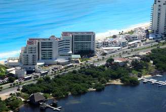 Localizado em Cancun, hotel Sun Palace conta com restaurantes, spa, piscinas e quartos dedicados exclusivamente para casais