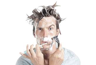 Por mais que o espelho mágico se adapte perfeitamente ao estilo de vida moderno de fazer tudo ao mesmo tempo, ainda é melhor deixar a escovação dos dentes como atividade exclusiva. Uma boa escovação deve ser feita de preferência olhando para o espelho para não deixar escapar nenhum detalhe, não é bom se distrair durante a higienização bucal, alerta Milton.