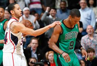 Contra o Atlanta Hawks, Rondo rompeu o ligamento do joelho e irá desfalcar Celtics no restante da temporada