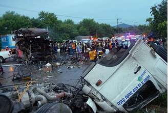 O acidente ocorreu nesta madrugada em uma estrada da província de Saraburi, onde o caminhão teria se chocado de frente contra um ônibus de dois andares que percorria um trajeto entre Bangcoc e Roi Et, no nordeste do país
