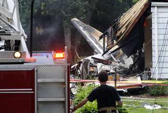 A aeronave caiu em cima de duas casas, uma delas vazia