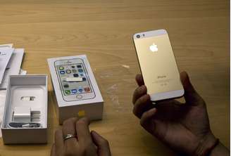 <p>Novo iPhone 5S da Apple ganhou três novas cores, entre elas o dourado</p>